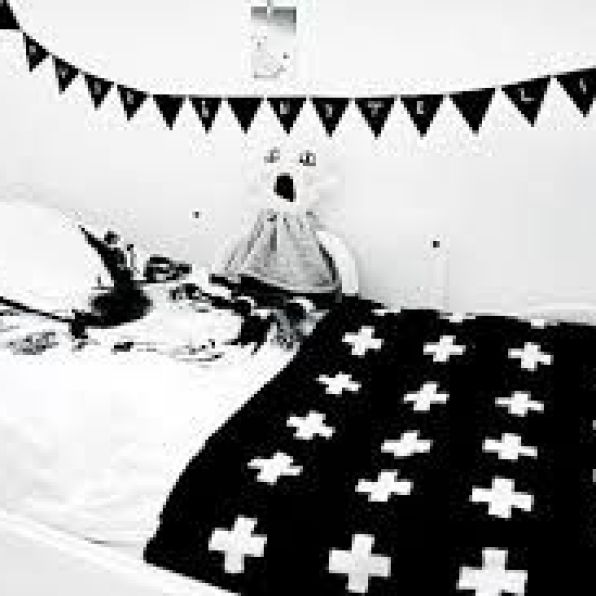 decoracion-blanco-y-negro-4-dormitorios-www-decharcoencharco-com